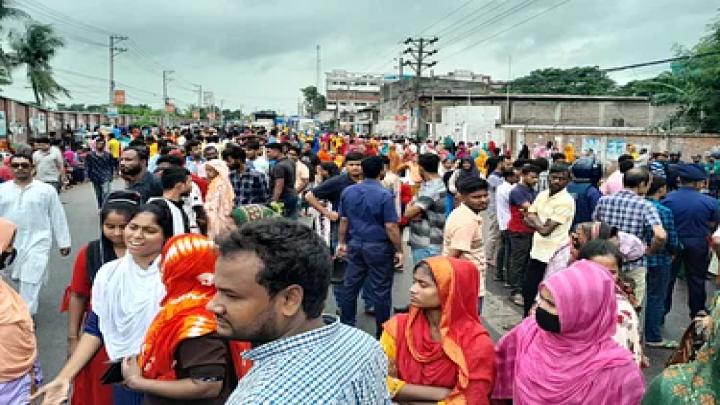 গাজীপুরে বকেয়া বেতন-বোনাসের দাবিতে শ্রমিকদের সড়ক অবরোধ